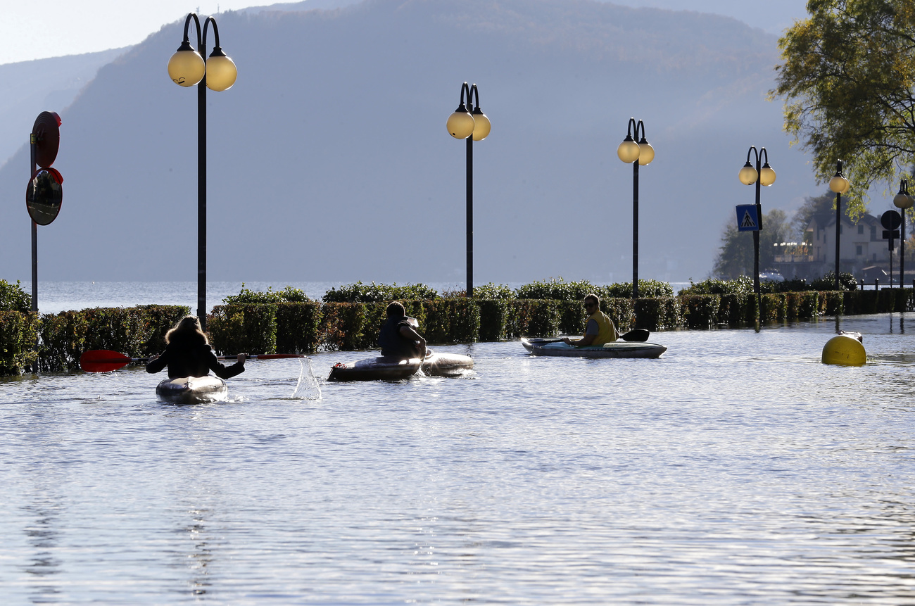 persone in canoa sulla riva di un lago