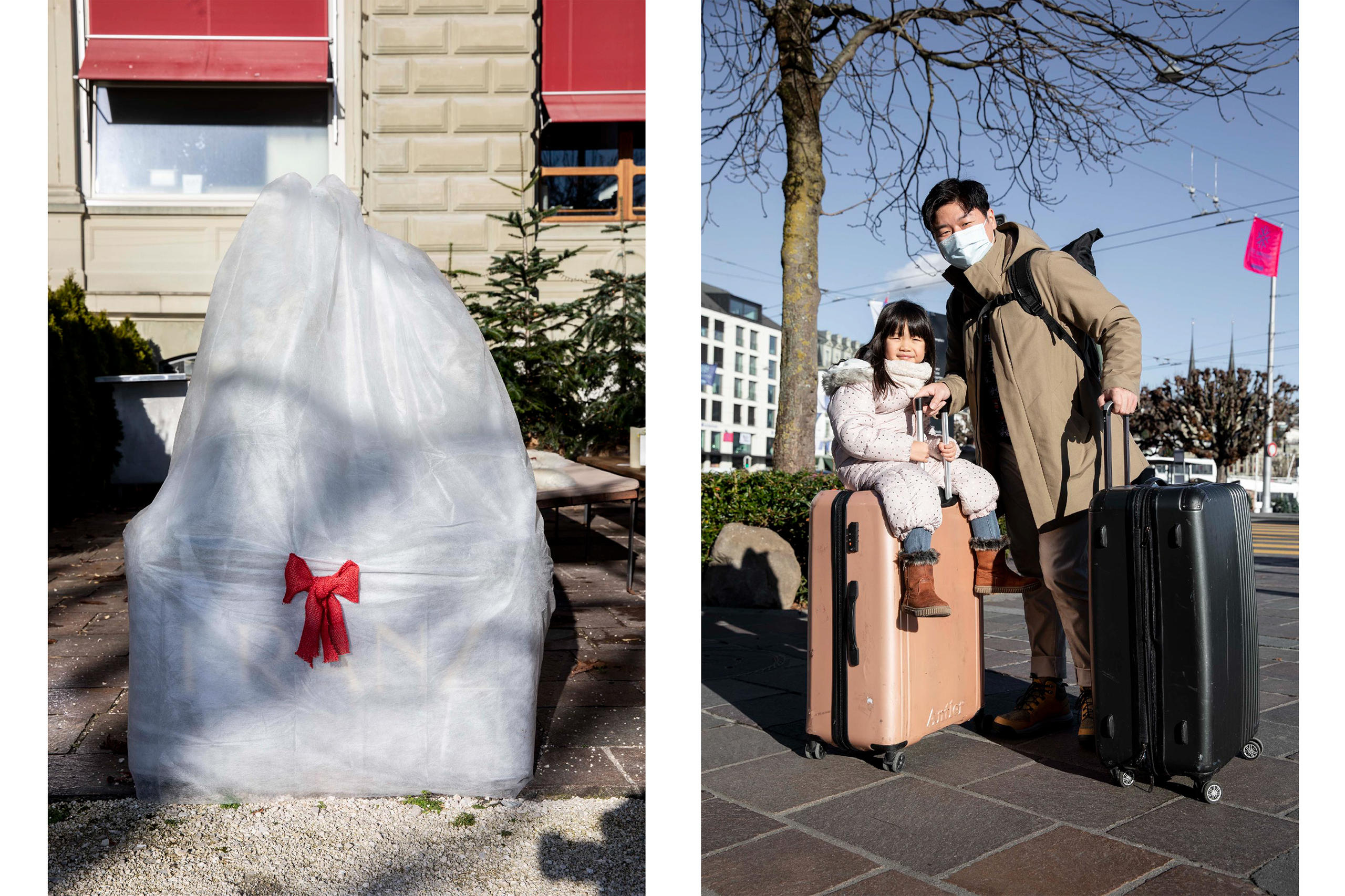 Gros cadeau emballé et un couple avec des valises.