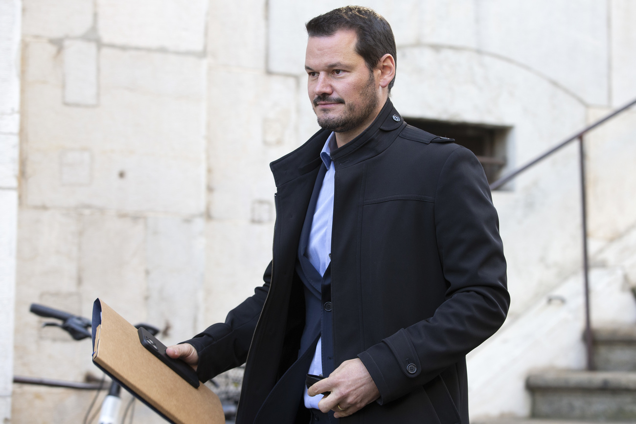 Pierre Maudet saliendo de la corte