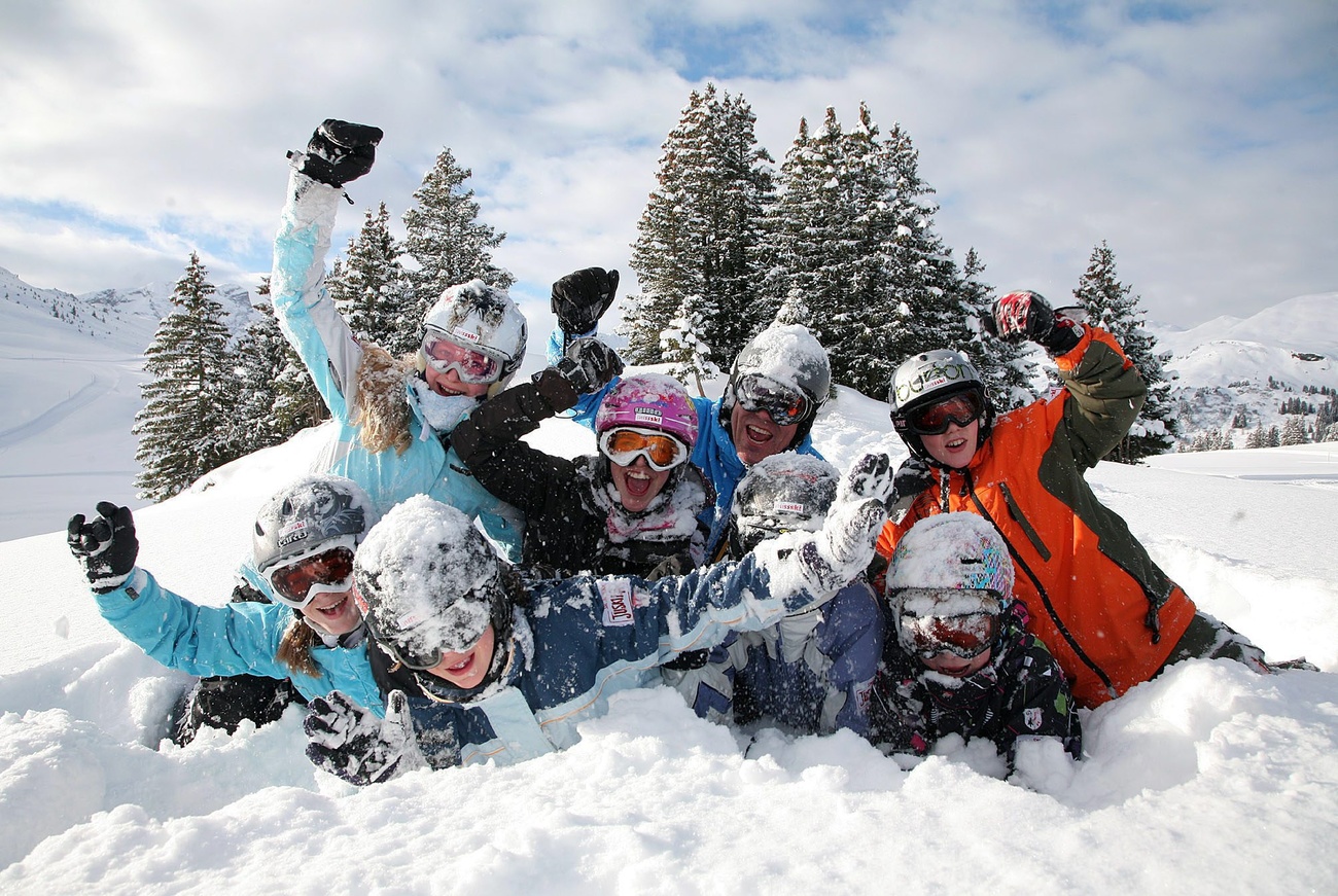 ragazzi felici nella neve