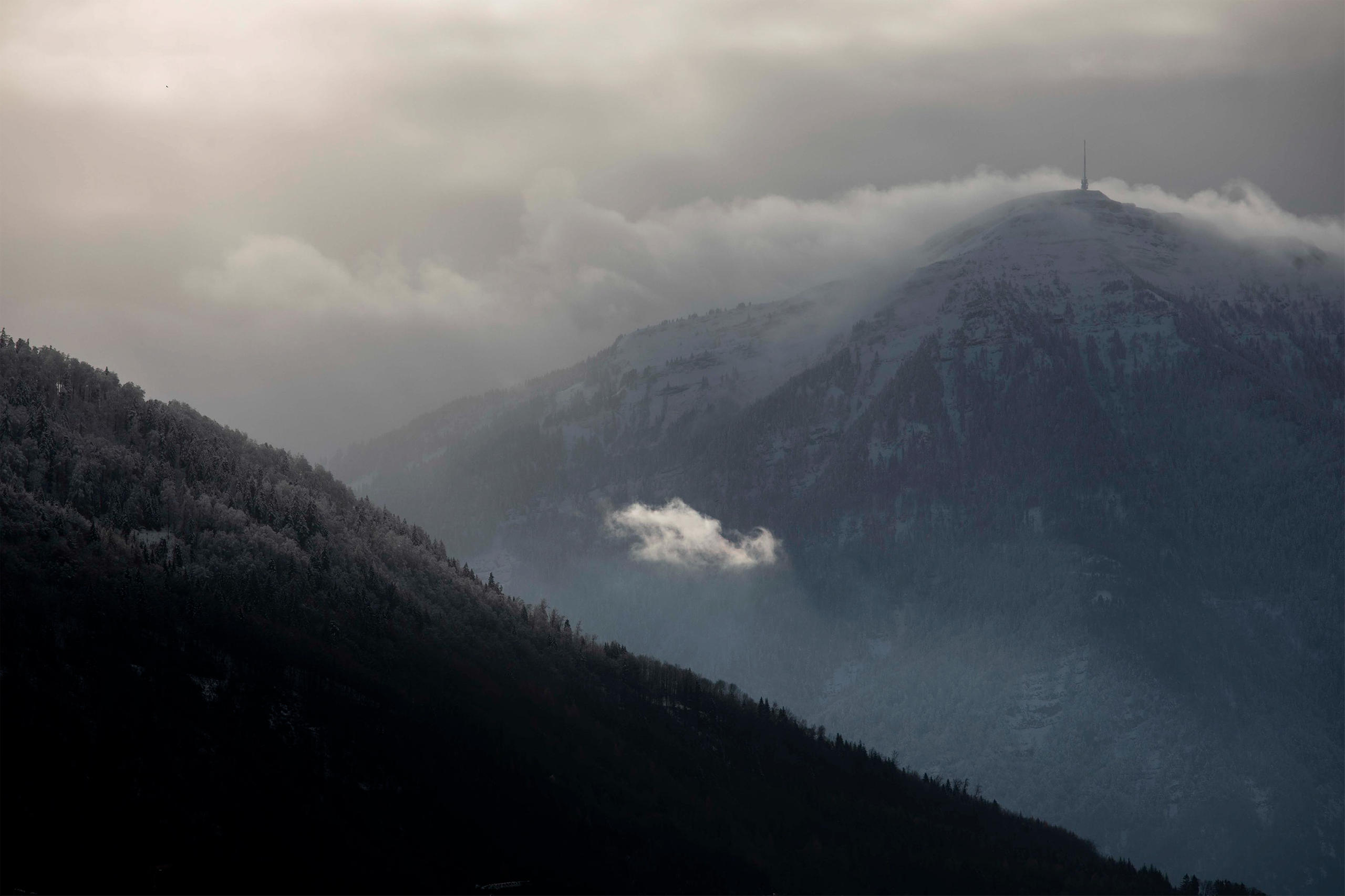 Paysage de montagne avec de la neige et du brouillard.