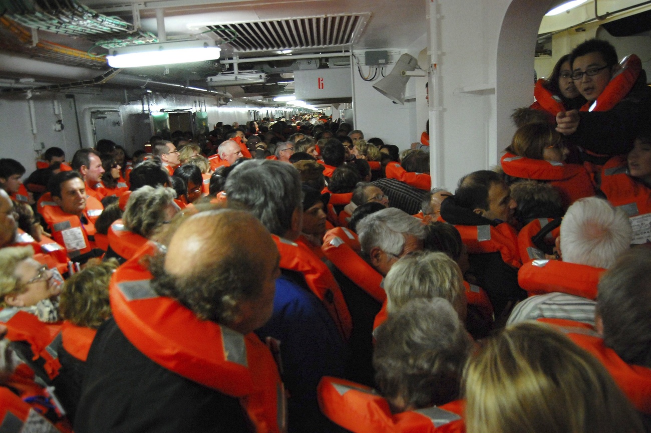 persone con giubbotto di salvataggio