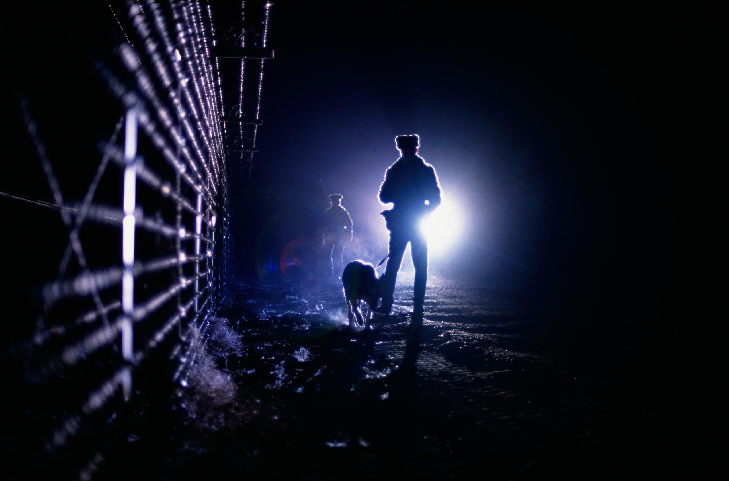 Soldados con perros vigilando frontera