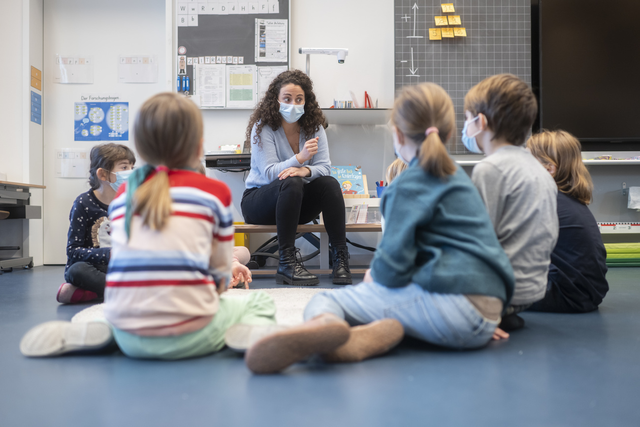 Lehrerin mit Schulkindern