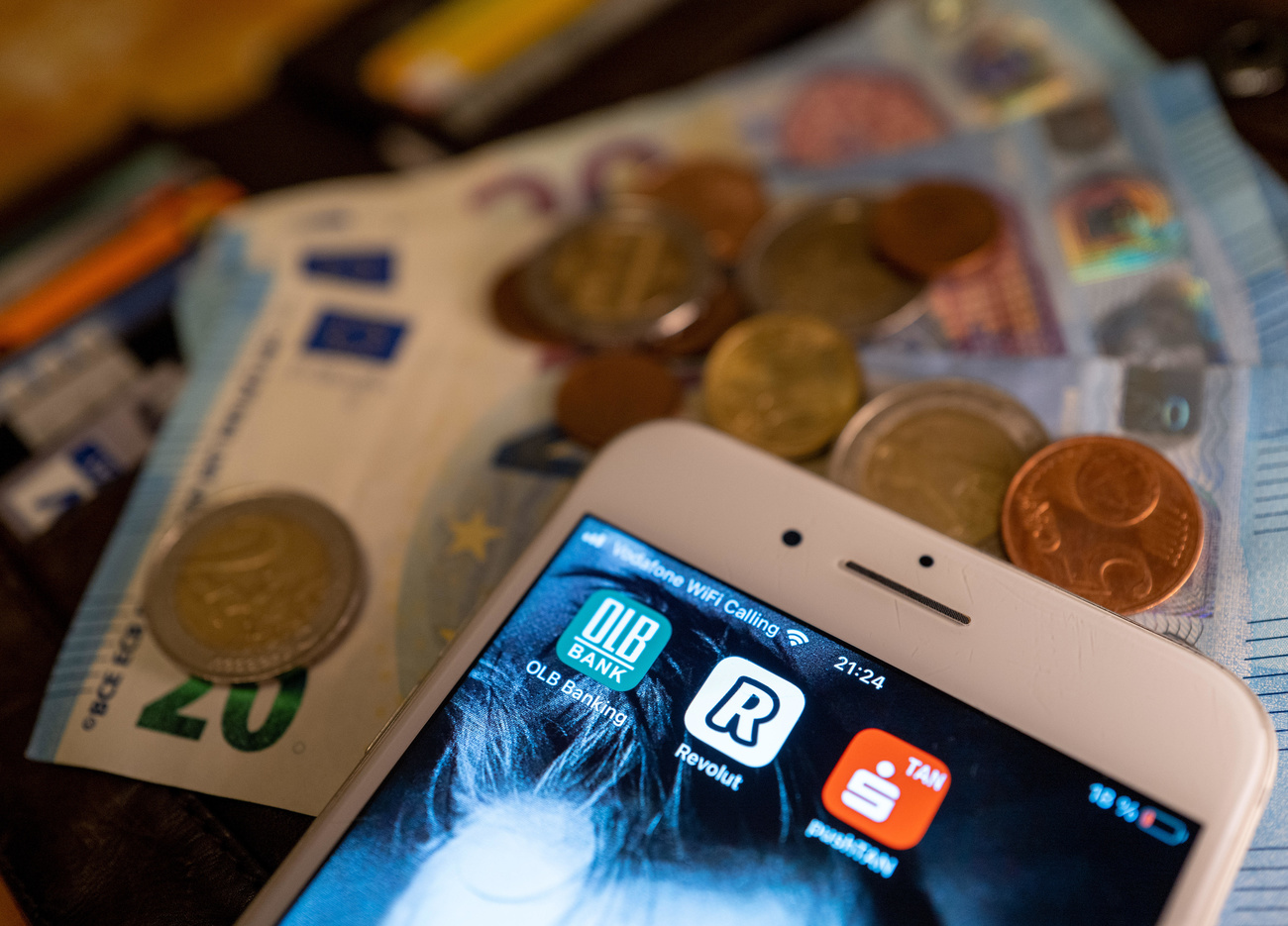 Anwendung der Neo-Bank Revolut auf einem Mobiltelefon.