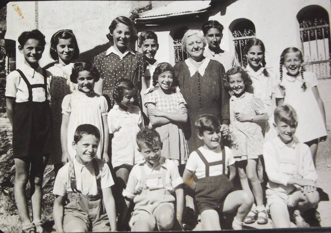 gruppo di bambini con due adulte