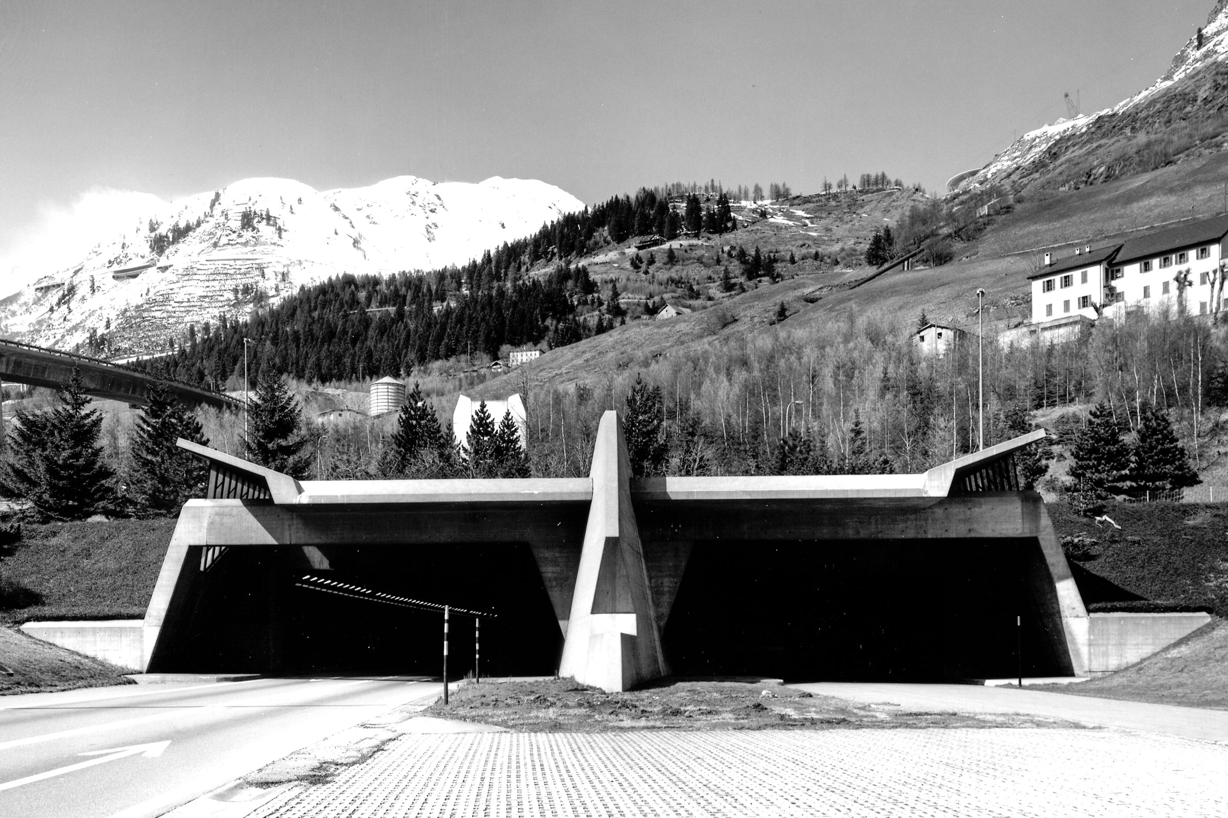 Entrée d un tunnel autoroutier