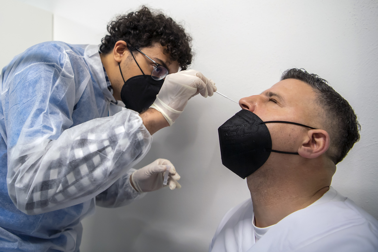 Un hombre sentado mientras le practican un test COVID-19