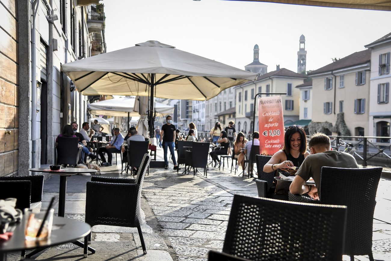 Tavoli di ristoranti lungo il naviglio a Milano.