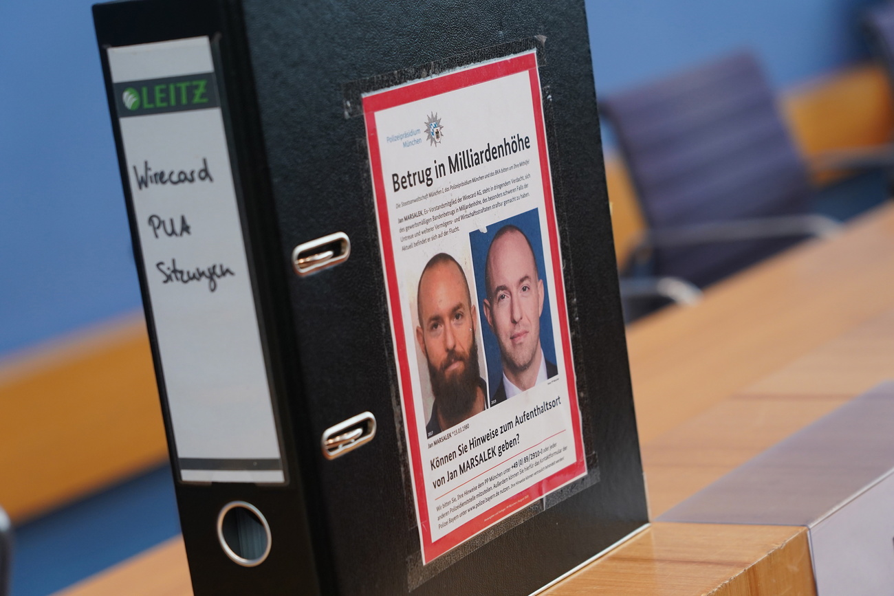 Gerichtsordner mit Dokumenten über Wirecard