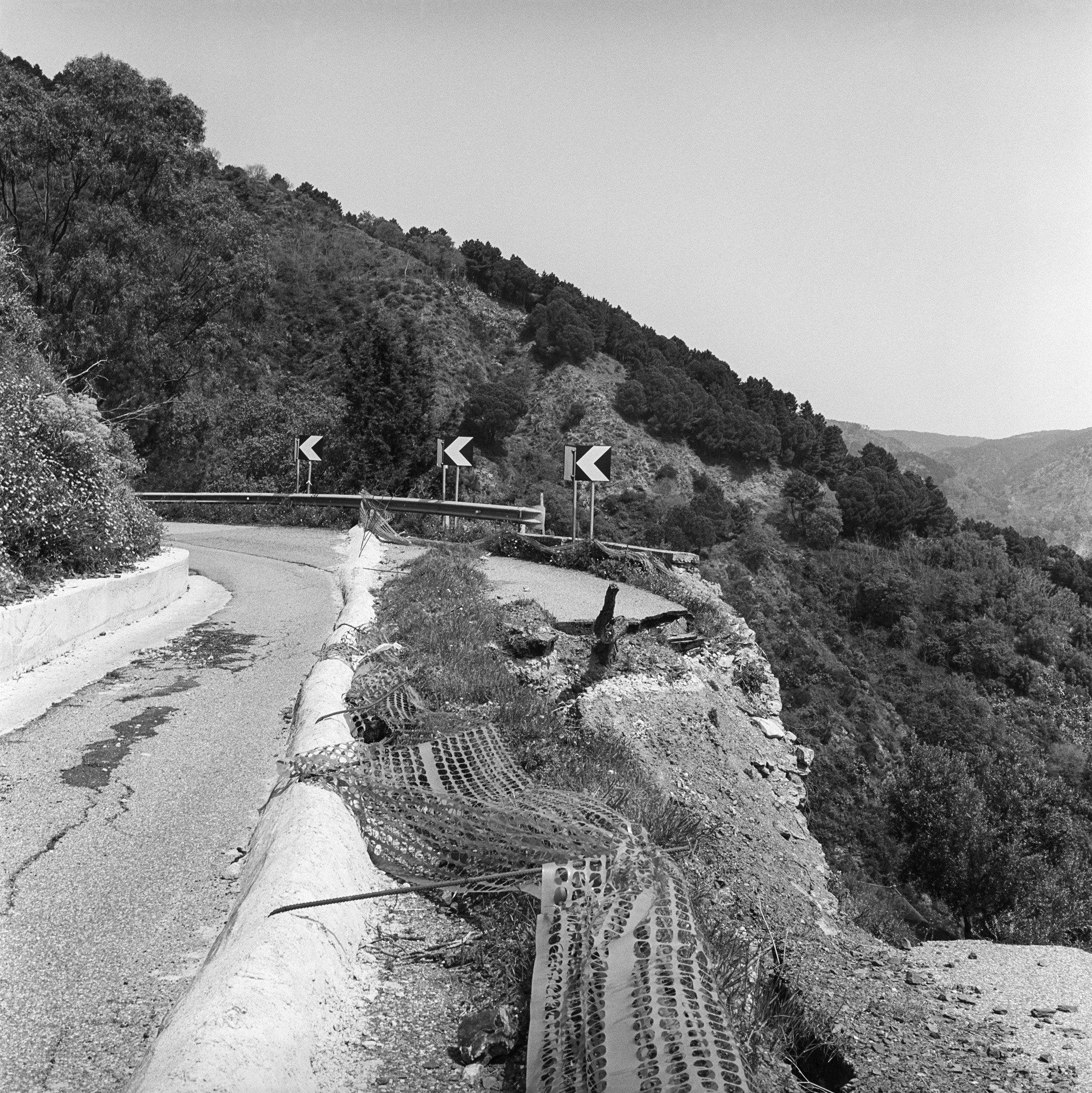 Eboulement sur une route de montagne