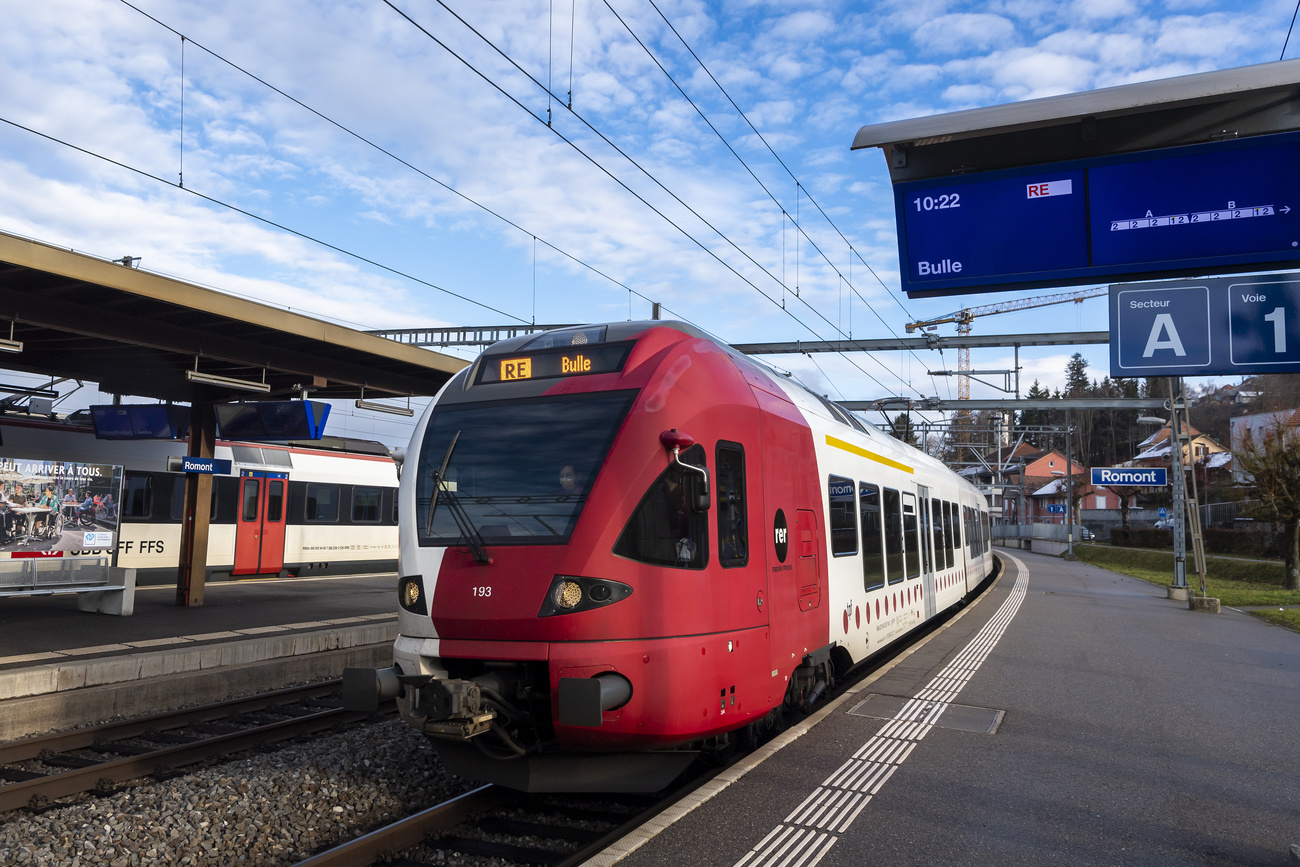 Tren suizo partiendo de una estación