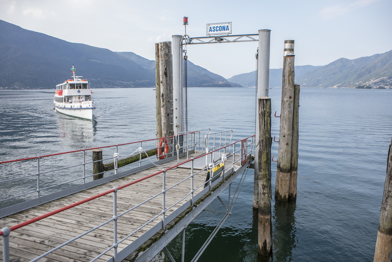 Una nave verso la fermata di Ascona sul Lago Maggiore.