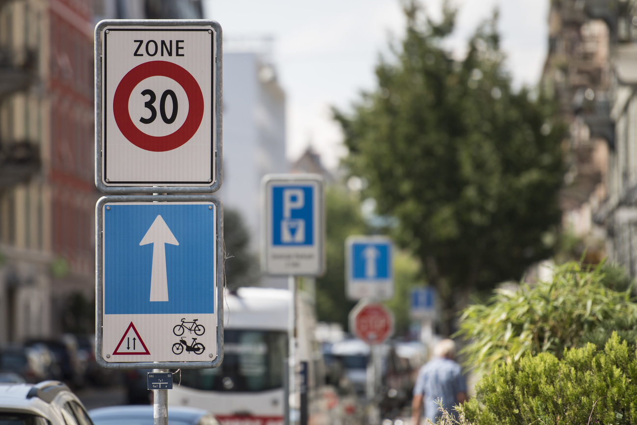 Un cartello stradale indicante la velocità massima di 30 km/h.