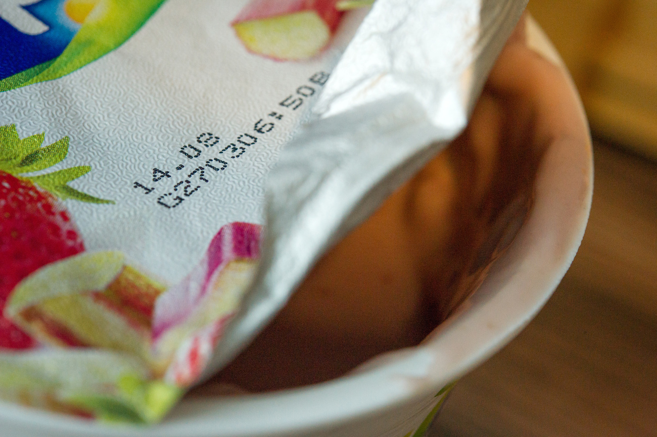 La data di scadenza stampata su un barattolo di yogurt.