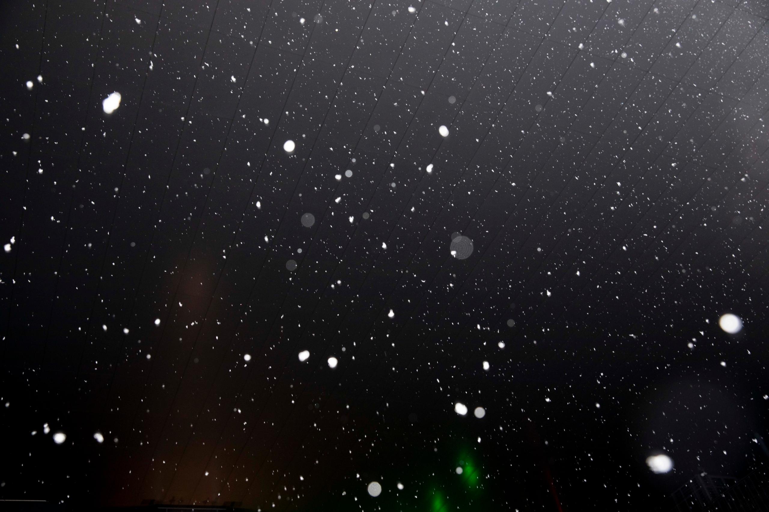 Flocons de neige dans la nuit.