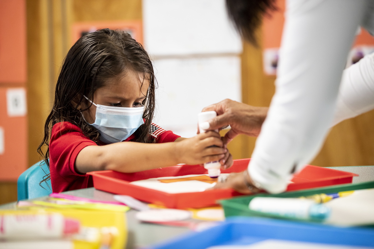 bambina con mascherina