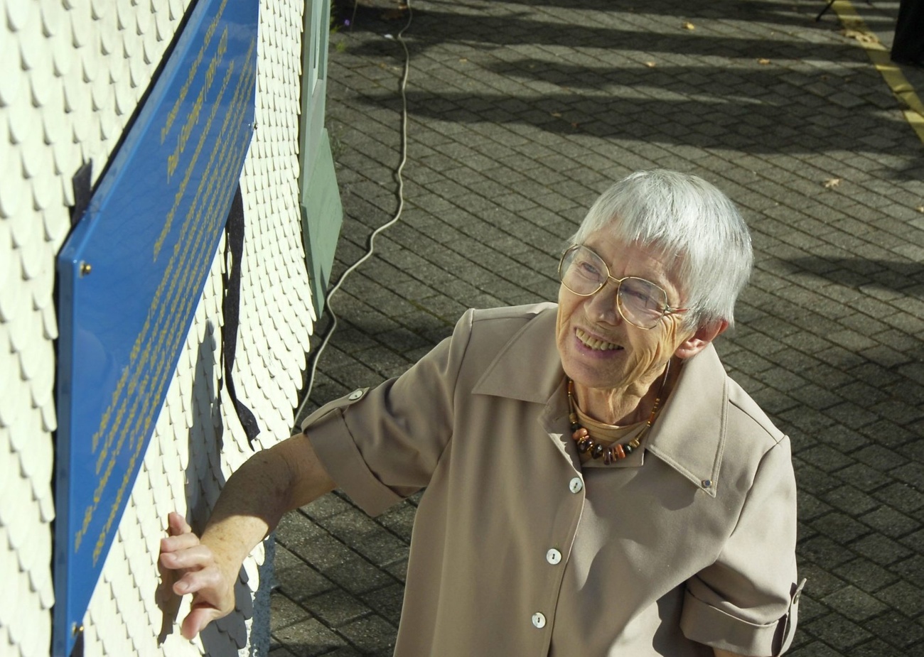 Ruth Roduner unveiling a plaque to her father