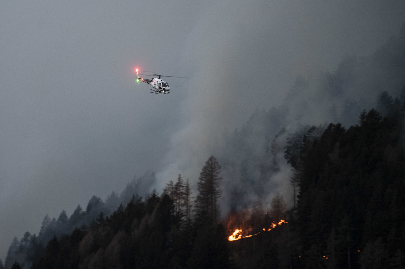 Elicottero impegnato nelle operazioni di spegnimento sui monti del Gambarogno (Ticino)