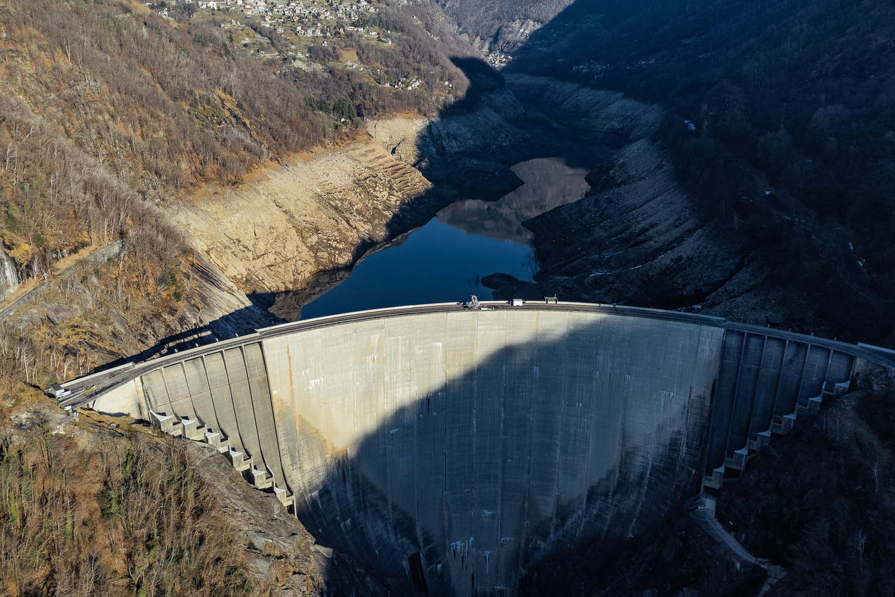 La diga della Verzasca vista dall alta quasi completamente vuota.