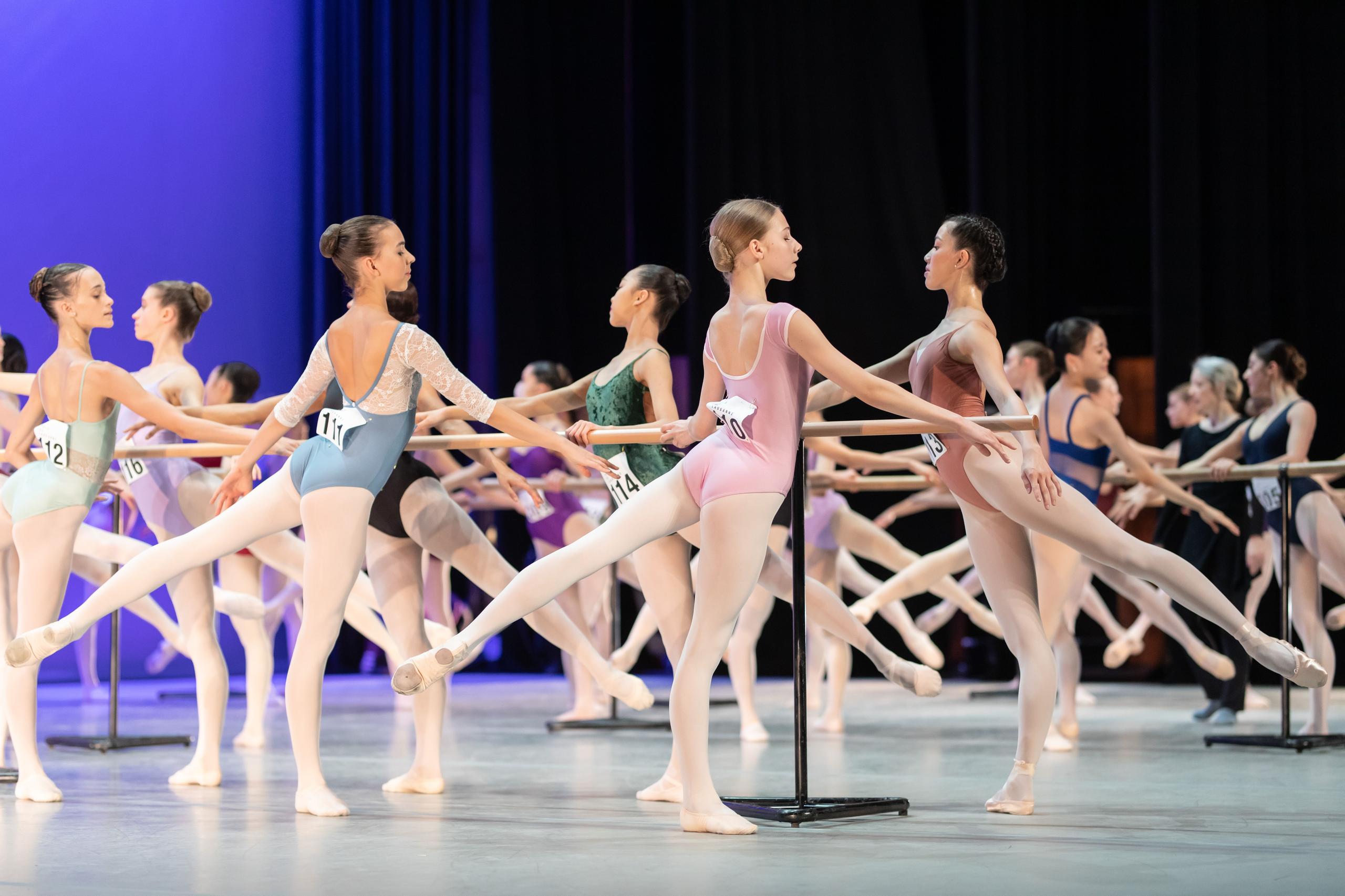 chicas en una clase de ballet en la barra