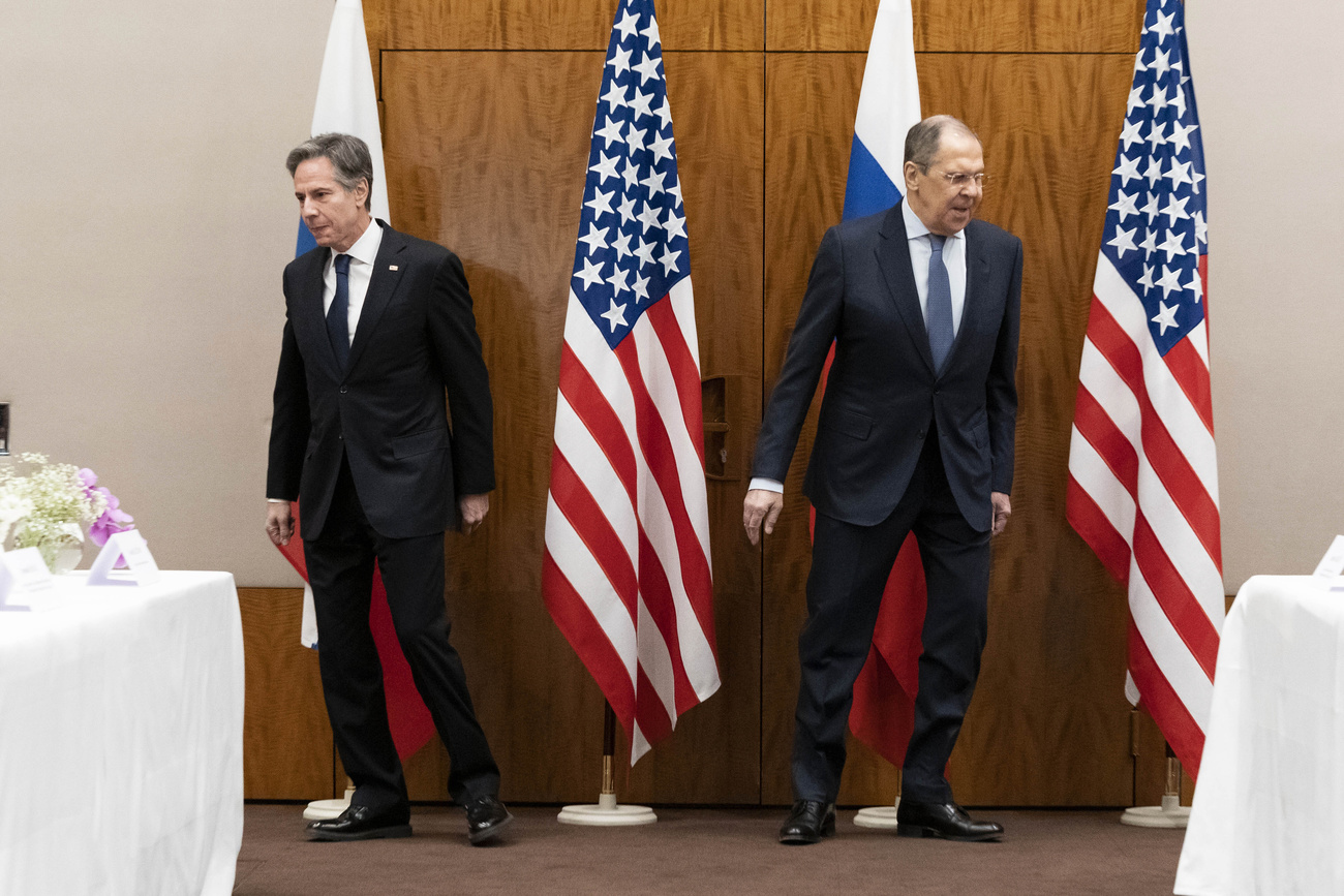 Foto di rito tra Blinken e Lavrov a Ginevra.