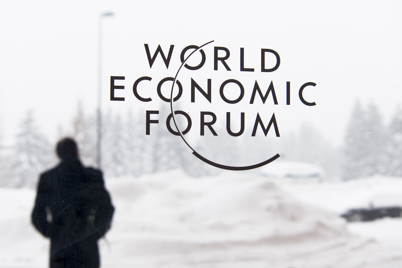 Hombre observando el símbolo del Foro Económico Mundial WEF