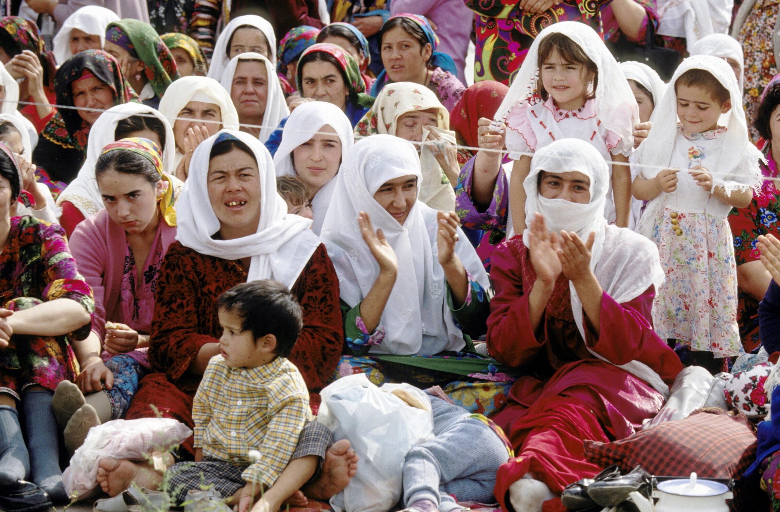 Grupo de mujeres con velos y niños