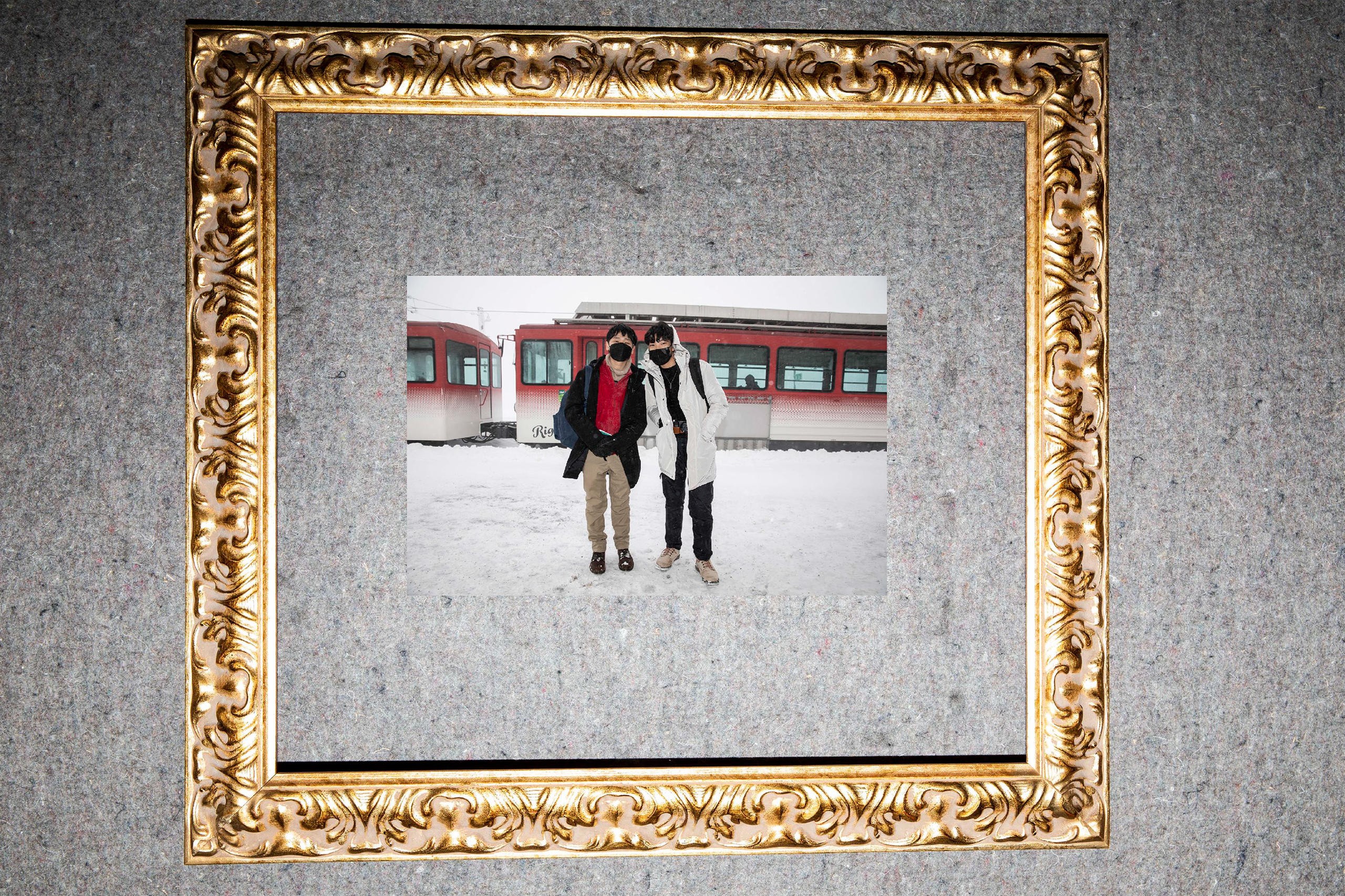 Photo de deux touristes dans un cadre de tableau