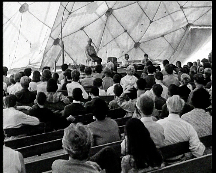 una charla en una carpa con forma de bóveda