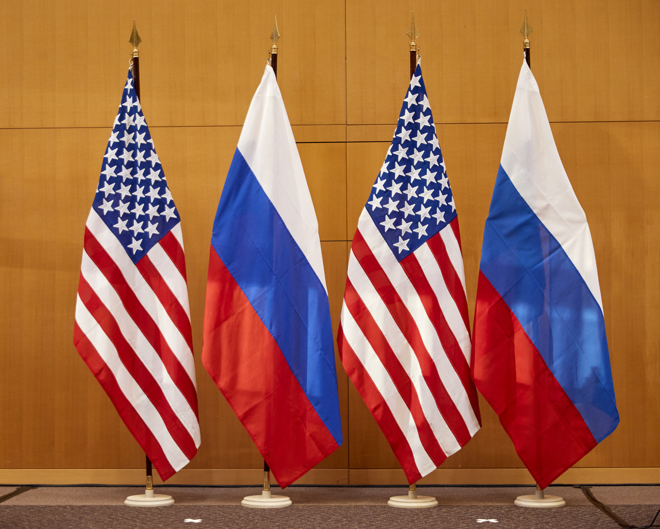 bandiere russe e bandiere statunitensi