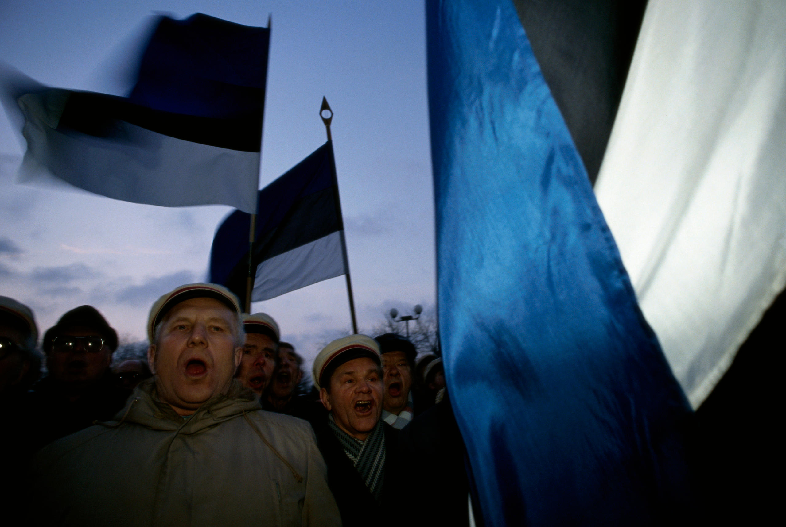 Foule avec des drapeaux estoniens.