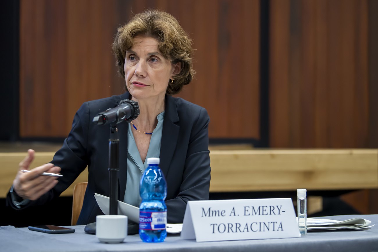 Femme s exprimant devant un micro