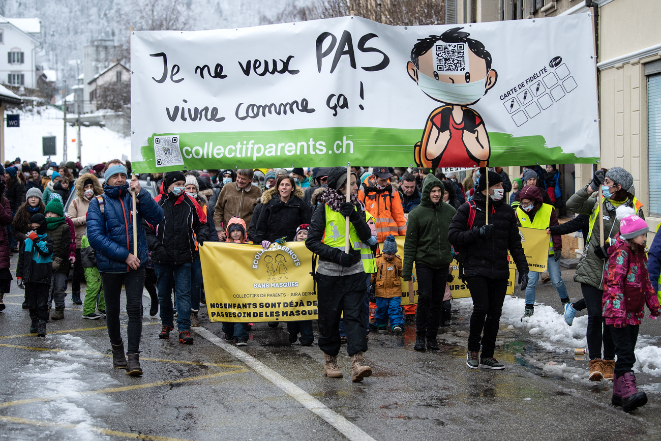 Manifestación de padres de familia contra mascarillas en las escuelas.