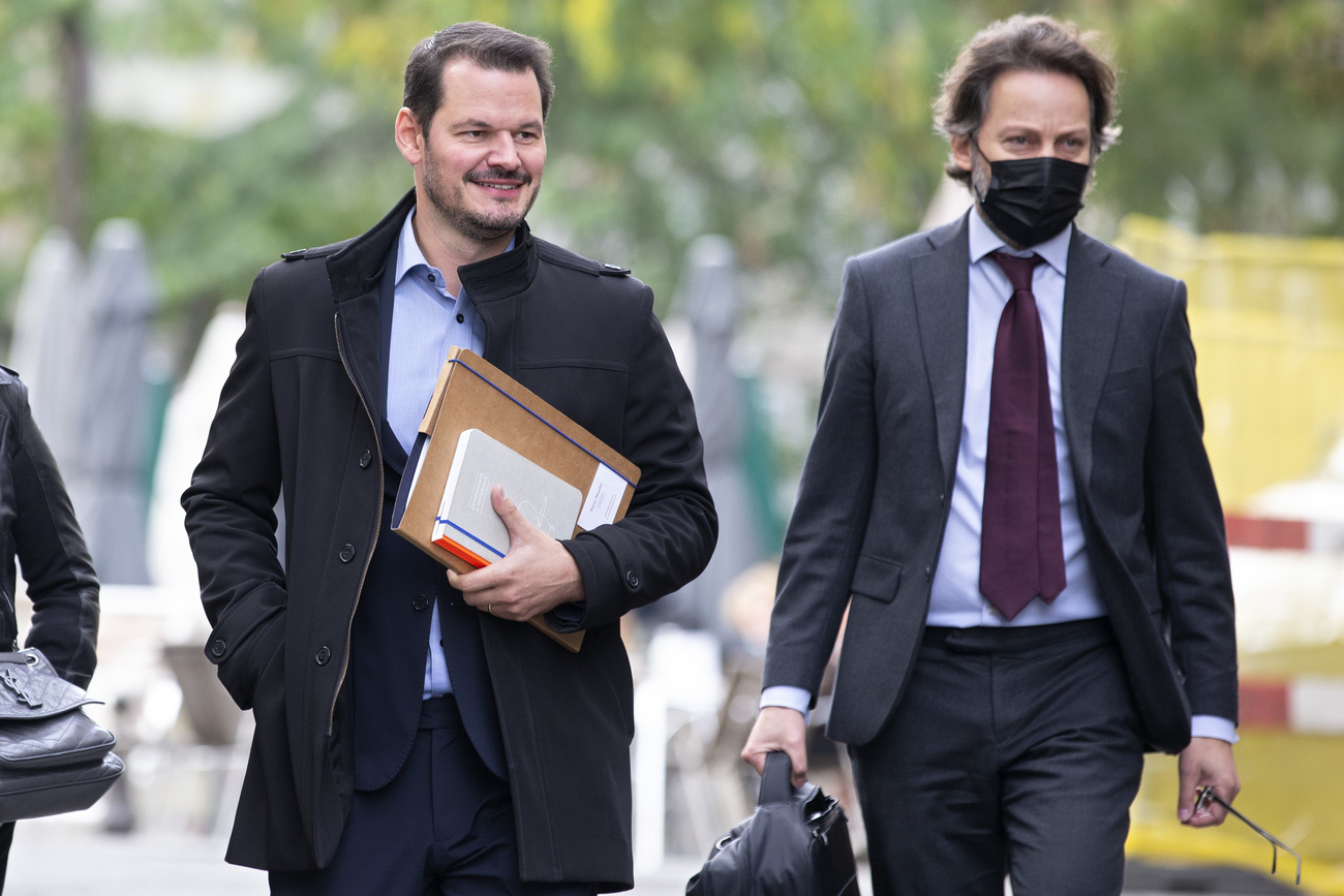 due uomini camminano uno sorridente