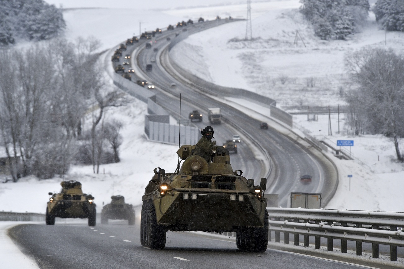 Una lunga colonna di mezzi militari russi in Crimea.