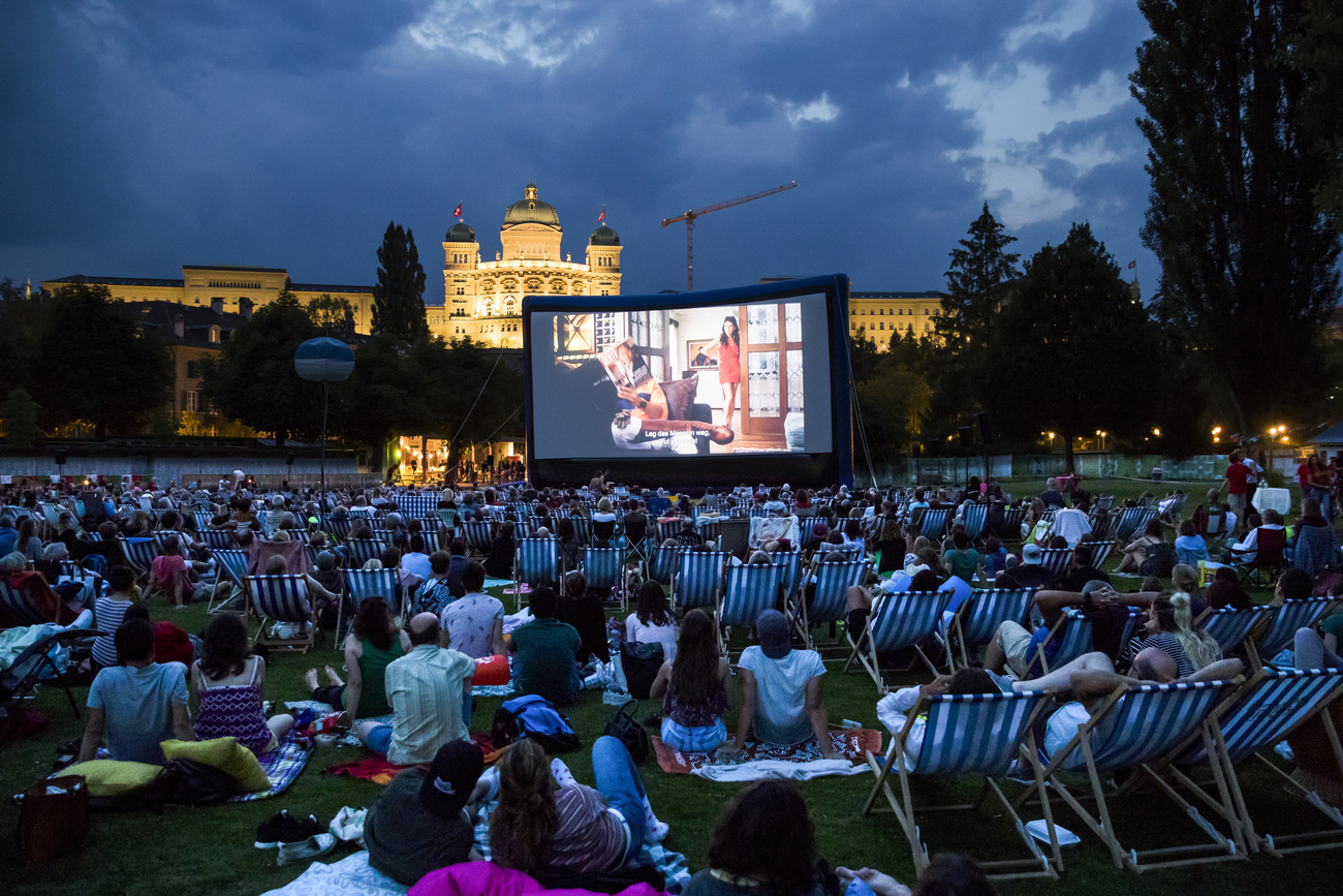 Cinema all aperto nel prato del Marzili a Berna, sotto Palazzo Federale.