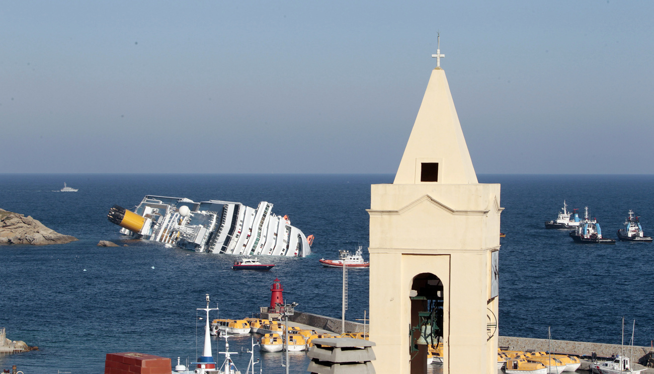nave piegata su un fianco