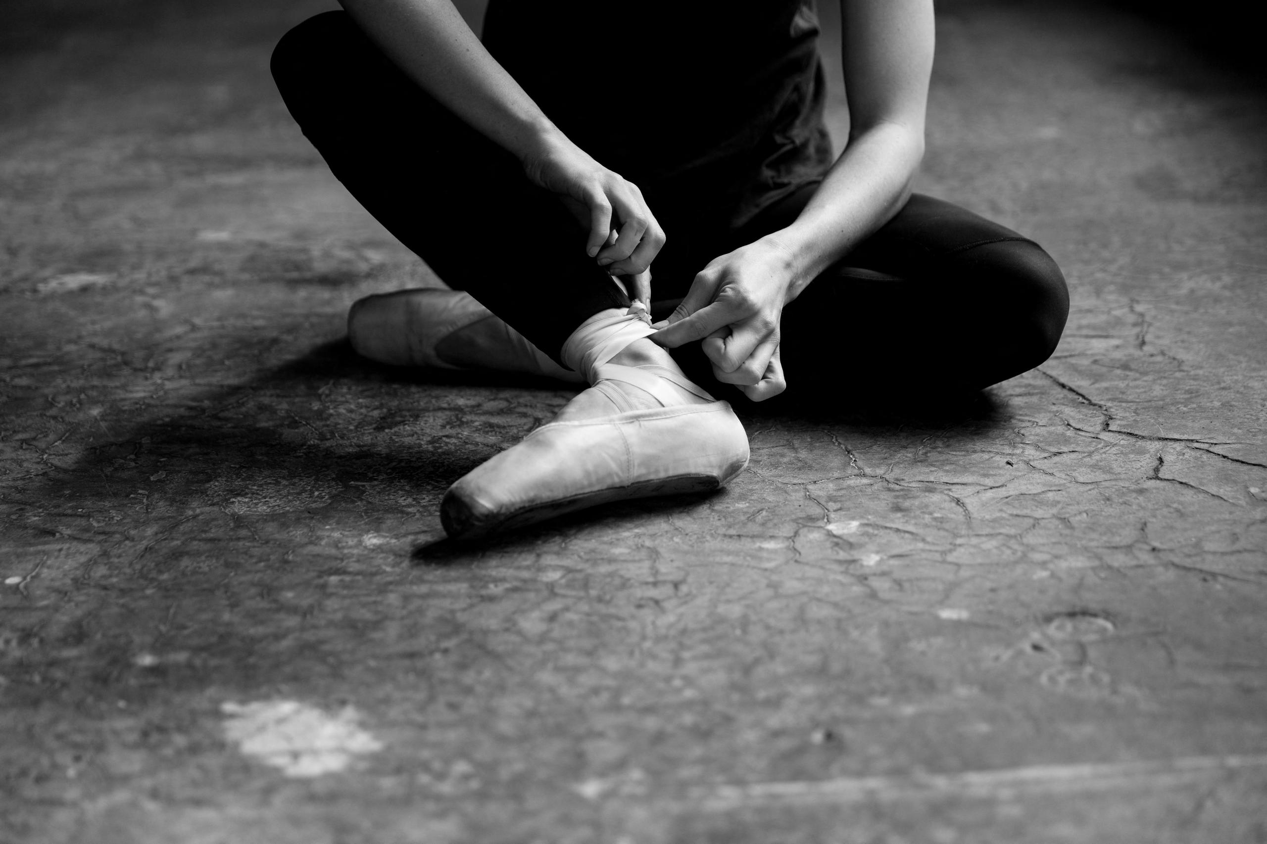 bailarina atándose las zapatillas de punta