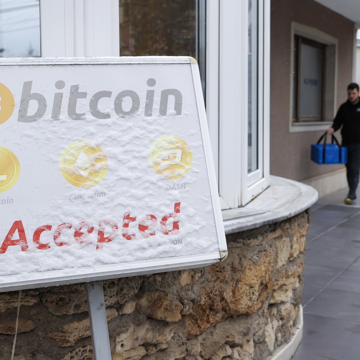 Swiss crypto banks attract mega-bucks from investors - SWI swissinfo.ch