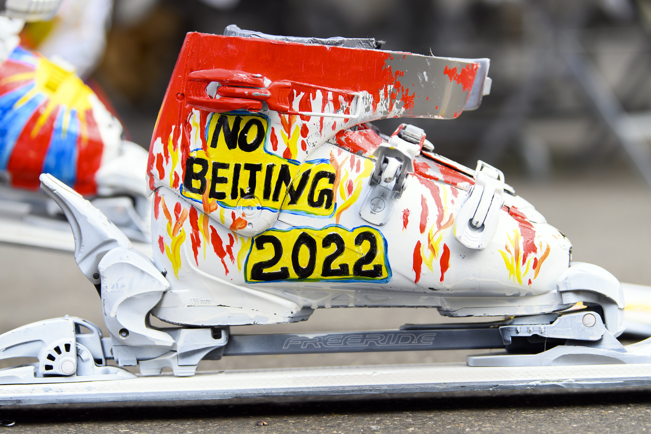 Chaussure de ski avec de la peinture rouge