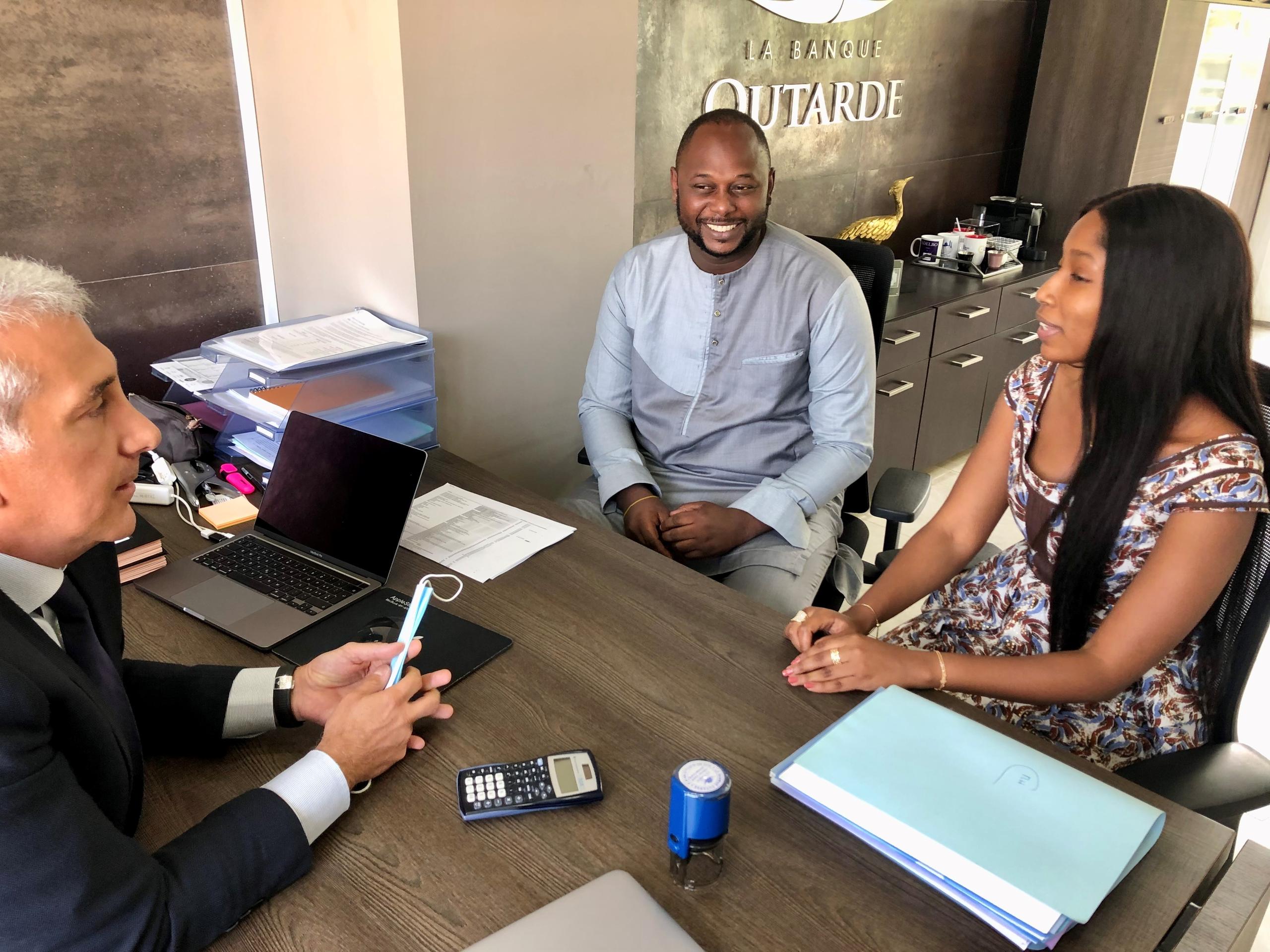 Olivier Santi à son bureau avec un collaborateur et une collaboratrice