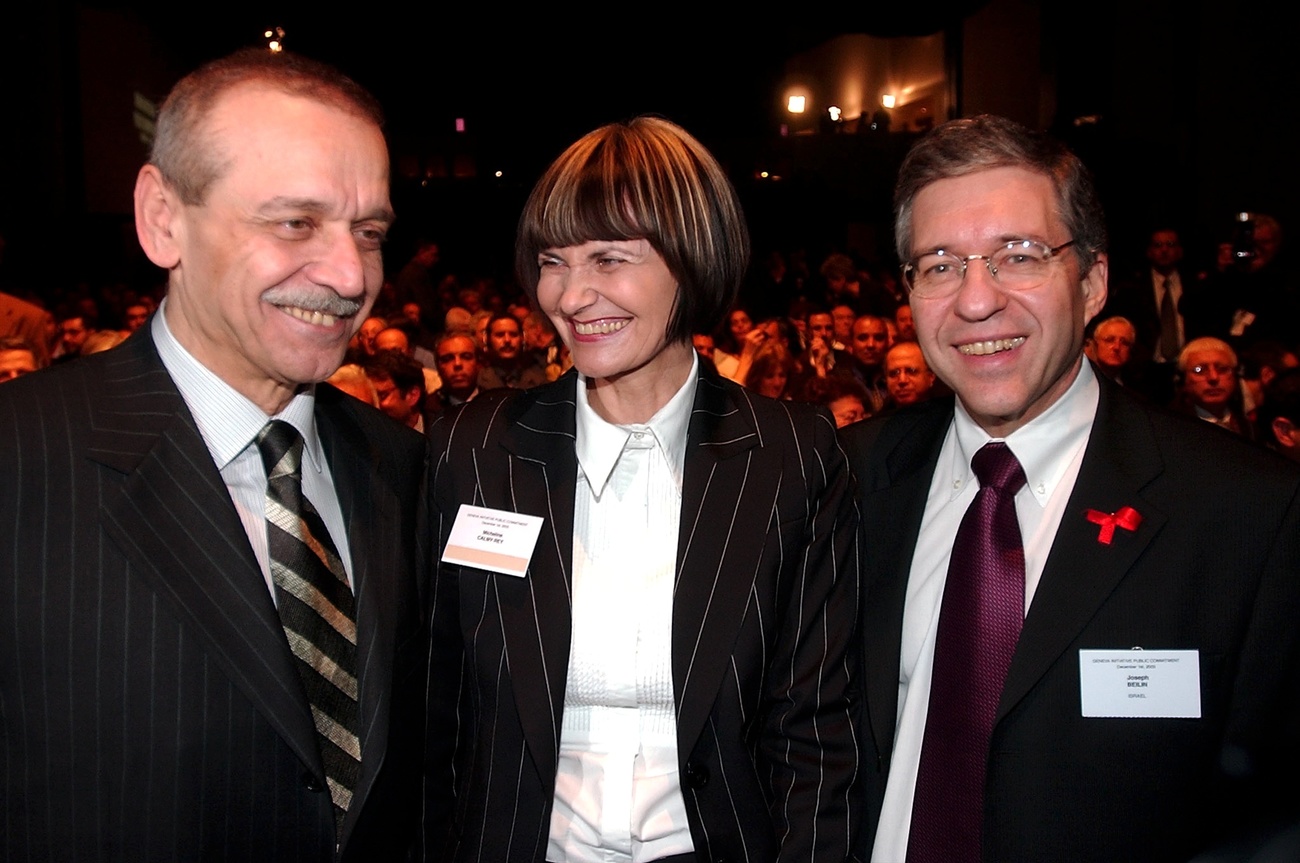 Palestinian, Swiss and Israeli politicians posing for photographer