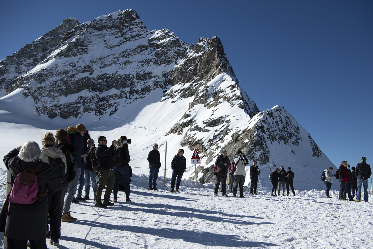 Touristes devant une montagne