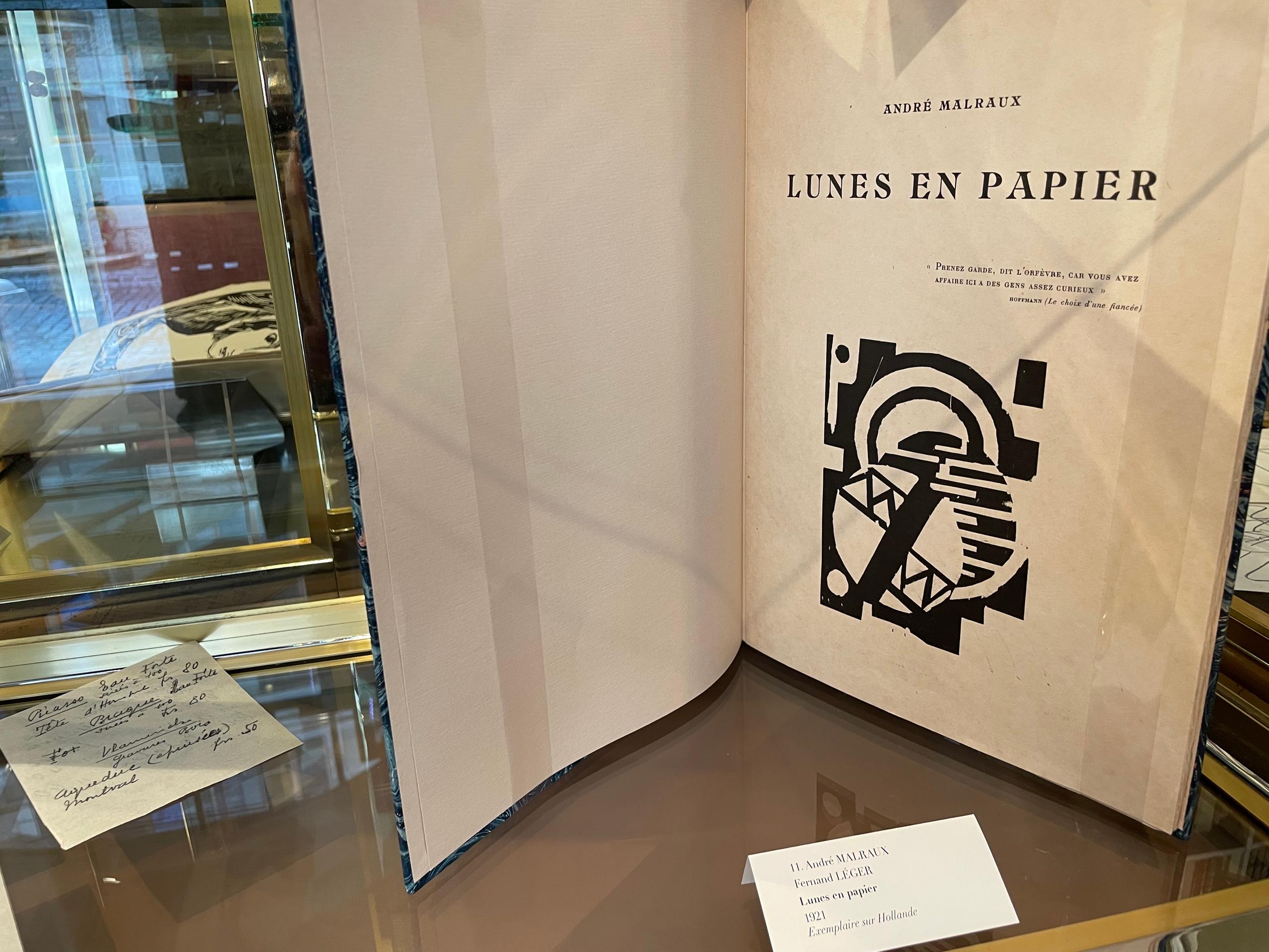 Librfo raro de André Malraux en exhibición