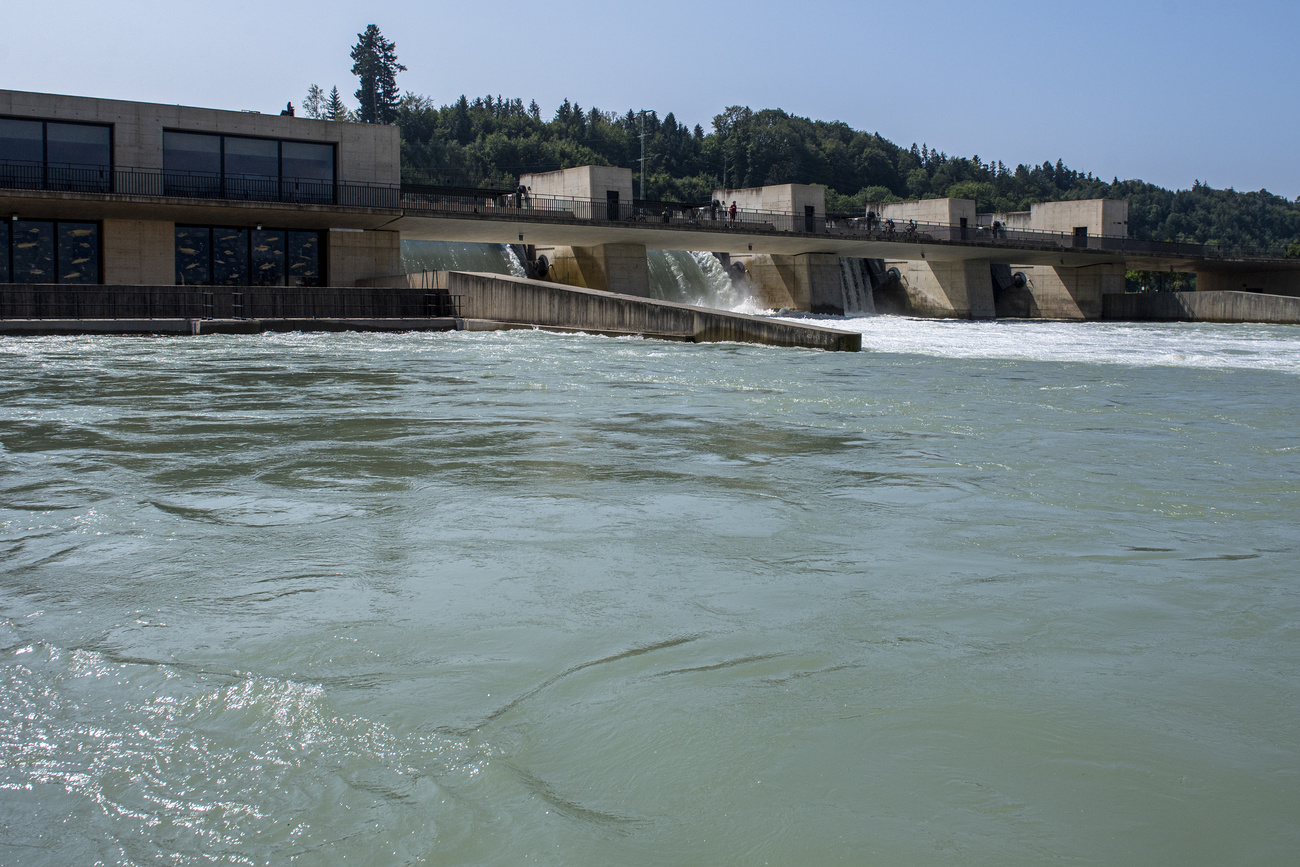 turbine su specchio di acqua