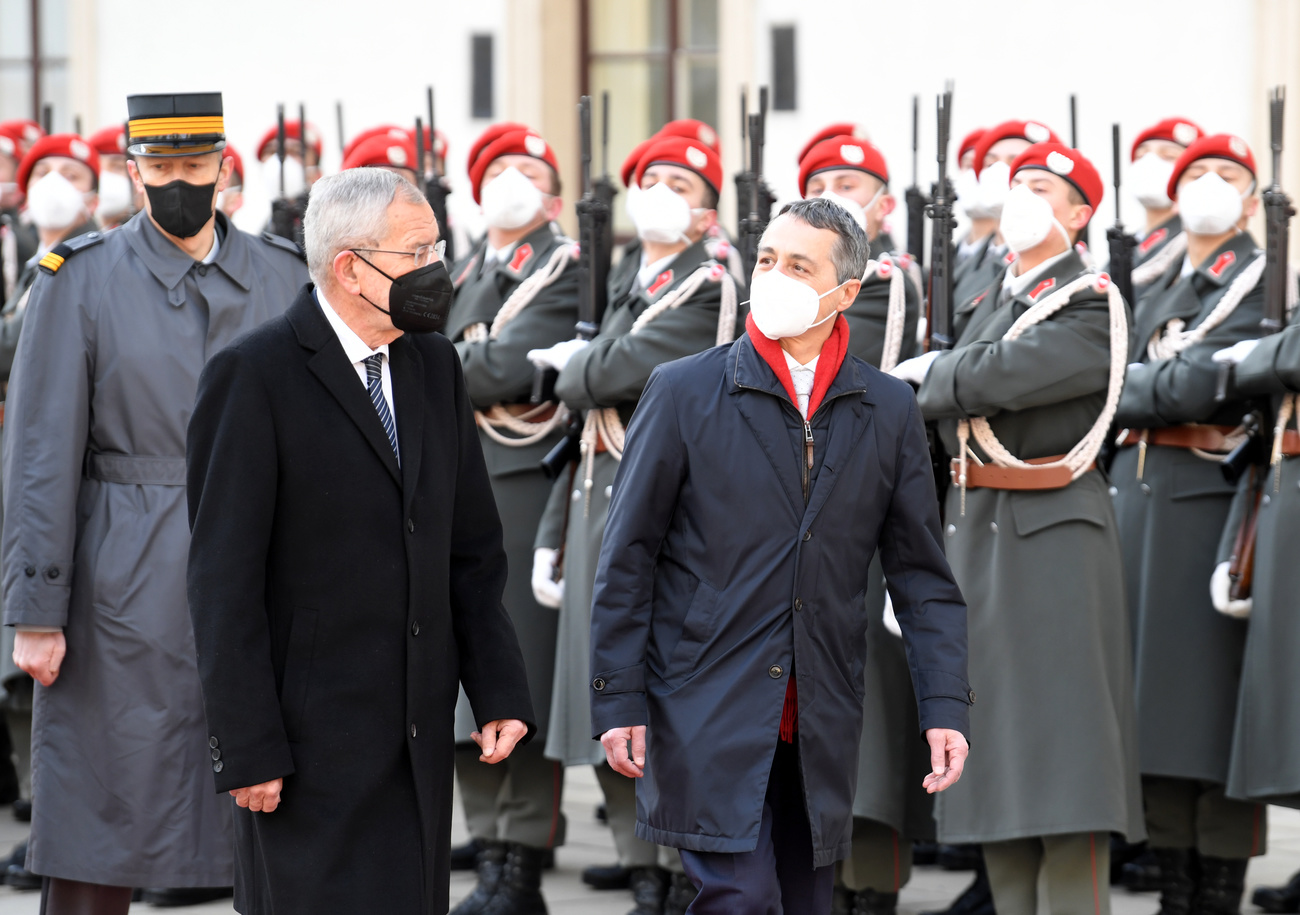 Presidente de Autria y de Suiza en un desfile militar en Viena