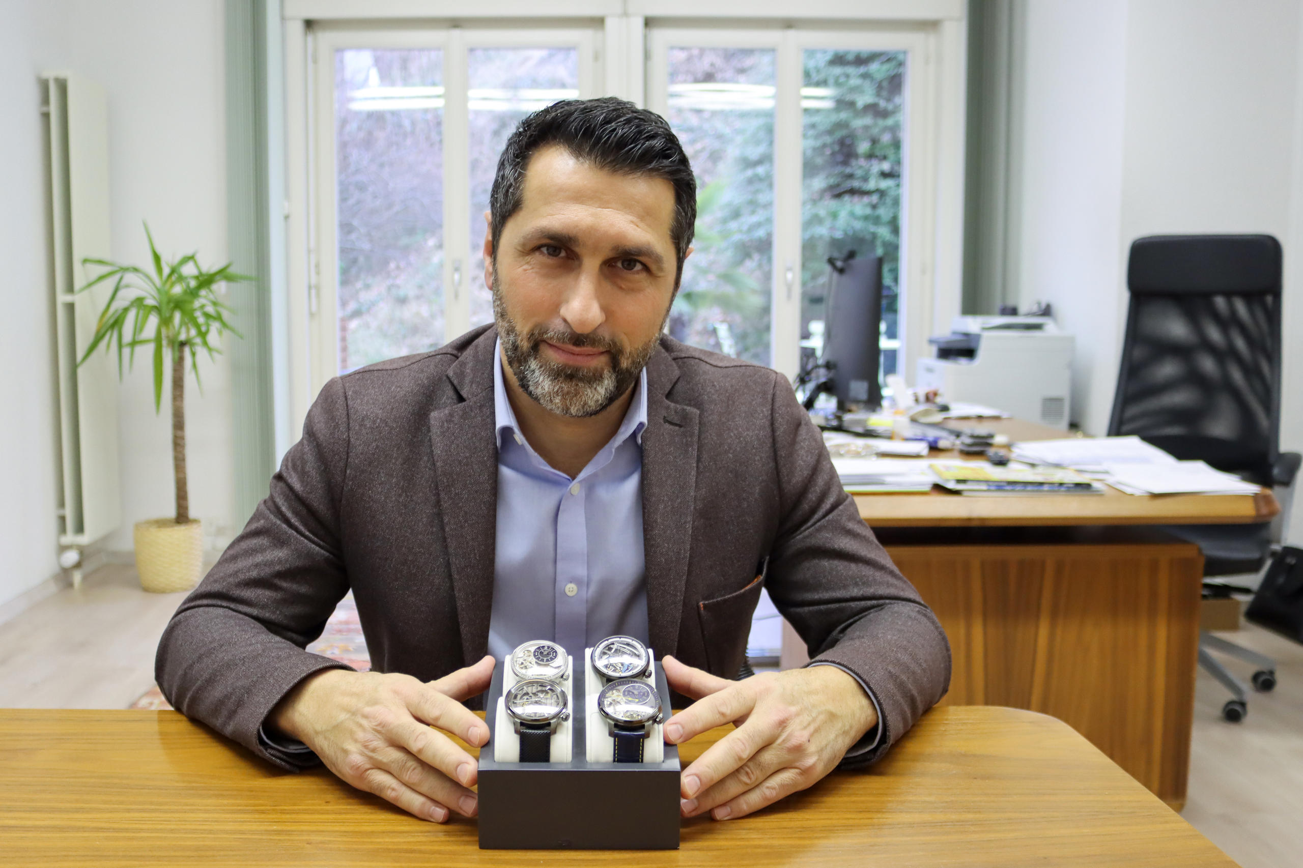 Thomas Baillod con l cuatro relojes.