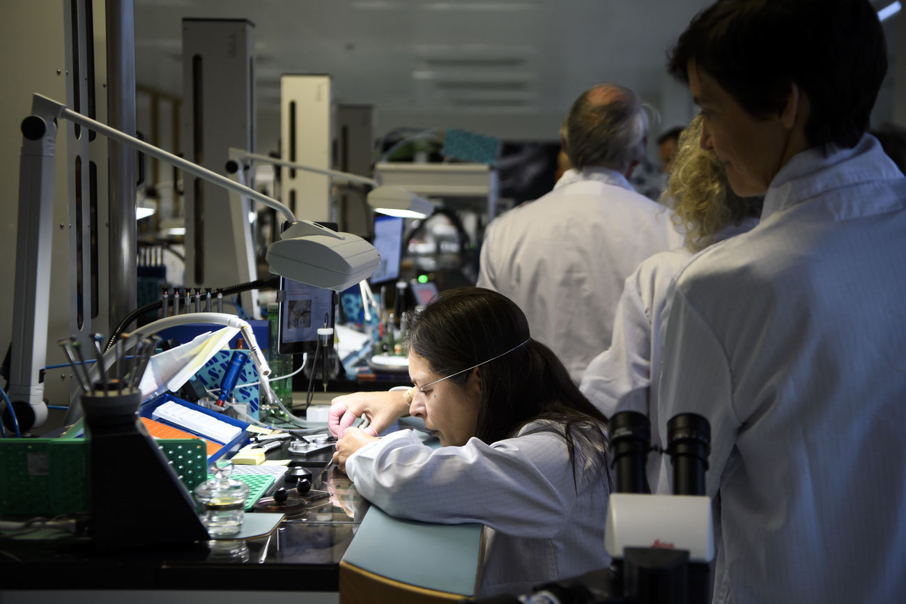 Une horlogère au travail dans la manufacture Ulysse Nardin