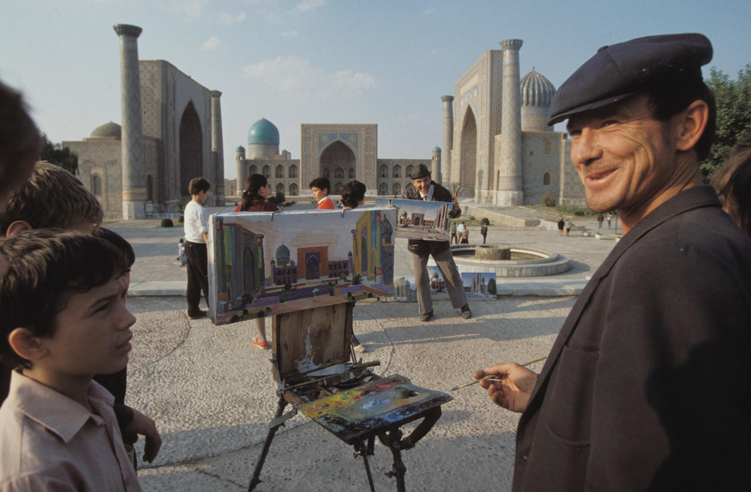 Peintre dans les rues d une ville d Asie centrale.